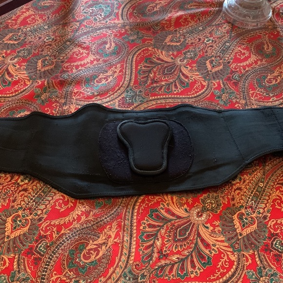 Mueller size L-XL  adjustable back support with two layers of adjustable Velcro. - Picture 9 of 10